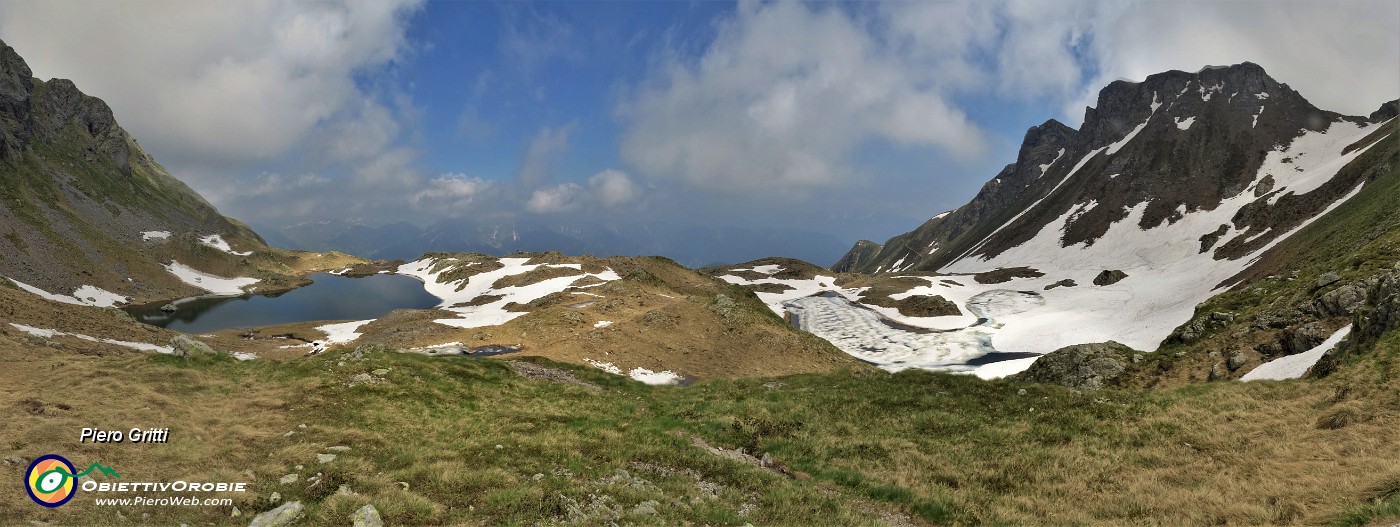 60 I due laghetti di Ponteranica, l'inferiore ancora bianco ricoperto di neve, il superiore invece azzurro specchio d'acqua .jpg